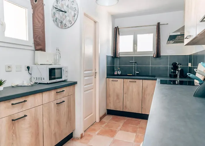 Maison Familiale Avec Piscine Privee A Pied Frais De Gestion Du Sejour 160e En Supplement A L'arrivee Family With Private Pool Within Walking Distance Management Fee 160e Payable Upon Arrival * Sainte-Maxime